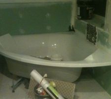 Pr&eacute;paration de la baignoire ... conseils : mettre une latte &agrave; toit au m&ucirc;r &agrave; la hauteur d&eacute;sir&eacute;e, viser 55 cm sol fini, mettre un trait de silicone sur la latte et sur le bord c&ocirc;t&eacute; mur de la baignoire, mettre en place la baignoire, retirer un joint entre le m&ucirc;r et la baignoire, faire le carrelage et refaire un joint propre de finition ... l&agrave; c'est s&ucirc;r, la baignoire sera &eacute;tanche m&ecirc;me si un des joints pourri ....