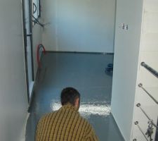 En plein taf sur la peinture du sol de la cuisine