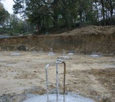 Les pieux ont &eacute;t&eacute; coul&eacute;s. Certains d'entre eux ont un ferraillage renforc&eacute;, d&eacute;termin&eacute; d'apr&egrave;s l'&eacute;tude BA, pour reprendre les contraintes du mur de sout&egrave;nement.
On voit aussi le tuyau PVC pour le puits canadien hydraulique... Un fois le terrain remblay&eacute;, il sera &agrave; une profondeur de pratiquement 2m.
Par contre... pas de lit de sable ... La cons&eacute;quence de cela ? Sans doute un risque accru d'&eacute;craser le tuyau, et une conductivit&eacute; thermique r&eacute;duite.... Ceci dit, comme il fait plus de 150m &ccedil;a devrait aller.