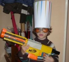 3 ans et ça se prend déjà pour James Bond!