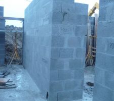 Porte fen&ecirc;tre cot&eacute; rue et mur de refend qui s&eacute;pare chambre et salon