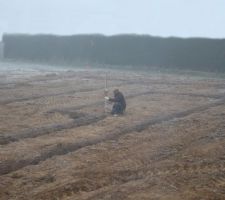 Mise en place des repères de niveau par le maçon à l'aide du niveau laser (afin que la hauteur de béton soit homogène sur toutes les fondations)