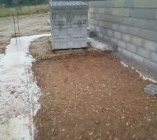 Vide sanitaire en cours sous la térrasse où nous prévoyons de faire un rangement bétonné au niveau du sol. une porte de 98 cms de large sera mise sur la partie la plus haute pour l'accès