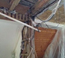 Le mur de séparation a fait apparaitre une poutre-poteau verticale avec renfort oblique qui vient soutenir une poutre horizontale le long de la facade mansardée et une autre poutre horizontale perpendiculaire qui elle passe par le milieu de l'appartement ( des cables electriques longent cette poutre par le dessous) et cette poutre gene pour créer la tremie possibilite de la couper et de creer renfort pour remplacer cette poutre?