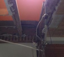 Le mur de séparation a fait apparaitre une poutre-poteau verticale avec renfort oblique qui vient soutenir une poutre horizontale le long de la facade mansardée et une autre poutre horizontale perpendiculaire qui elle passe par le milieu de l'appartement  ( des cables electriques longent cette poutre par le dessous) et cette poutre gene pour créer la tremie   possibilite de la couper  et de creer renfort pour remplacer cette poutre?