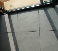 Carrelage devant la baie