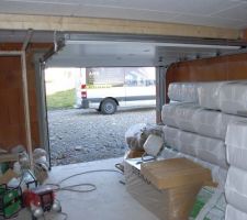 Dans le garage : stockage de la laine de bois (isolation pour les murs, épaisseur 12 cm) et de la ouate de cellulose pour les combles et rampants.