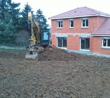 Terrassement terres de l'arrière de la maison