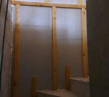 Placo dans le hall de l'escalier en beton