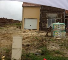 Le pignon gauche, l'arrière de la maison et le garage ont été enduits sous une température inférieure à 5°C