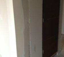 Une des plaques de placo ressort sur le mur. Je vais leur demander de la refaire, je ne vois pas comment ça peut être rattrapable autrement