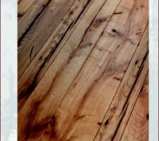Nous hésitons encore entre ce parquet vieux chêne réaliser à partir de bois de récup´