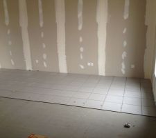 Carrelage du rez-de-chaussé, carreaux en 33X33 en pose droite et jointage fin. Couleur gris clair.