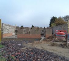 &eacute;l&eacute;vation des murs avec soubassement en briques!