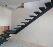 Voici le modèle de l'escalier, structure en métal. 1/4 tournant.