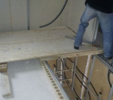 Le montage pour plaquer au dessus de la trémie