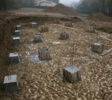Une petite vue d'ensemble du chantier. 
Certaines t&ecirc;tes pieux sont termin&eacute;s, d'autres en cours et donc partiellement coul&eacute;es. Faut dire qu'ils ont plac&eacute; la betonni&egrave;re bien loin et font des allers et retours.