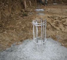 Les pieux avec un ferraillage calcul&eacute; pour reprendre les contraintes du mur de sout&egrave;nement. Les t&ecirc;tes de pieux sont construites par dessus.