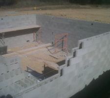 Notre ma&ccedil;on attitr&eacute; est rentr&eacute; en jeu ))
Les murs montent tr&egrave;s tr&egrave;s vite...et tr&egrave;s tr&egrave;s bien )