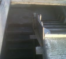 Et voilà un bel escalier pour descendre à la cave ))