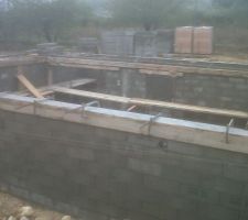 Béton coulé dans le coffrage...
Comme vous pouvez voir, il a beaucoup plu ces jours là...le chantier est détrempé )
