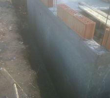 Les murs extérieurs ont été finis avant l'enduit goudron.
La première rangée de brique a été posée avec précision car en pose roulé, la première rangée est primordiale !
