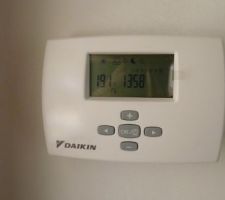 Le thermostat au centre de la maison