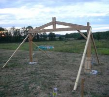 Une ferme lev&eacute;e