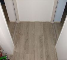 Details de la pose du parquet dans le couloir.