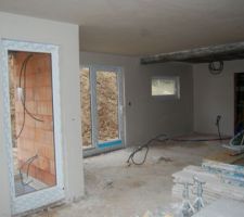 Salle à manger / cuisine, platre projeté sur mur et plafond