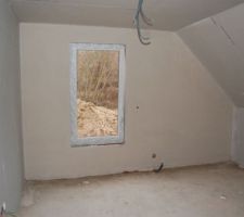 Chambre haut, platre projeté sur le mur du pignon, BA 13 collé sur les pieds droits (on platre pas, il y a 3 matériaux différents, brique, béton (chainage) et bois (charpente), si on platre, il risque d'y avoir des fissures.