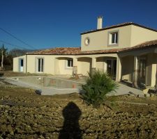 Plage de la piscine et premier palmier