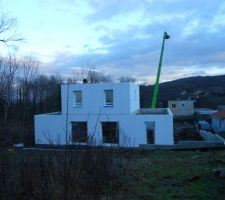 La maison vue du terrain au dessus