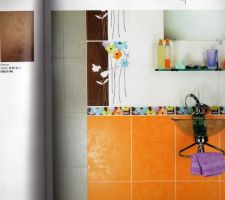 Mon premier choix de coeur. C'est le porte monnaie qui est moins content. les couleurs du choix sont marron chocolat et cr&egrave;me.