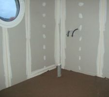 Chape de raviorage ds la salle de bain.
Il reste une passe encore sur les enduits.