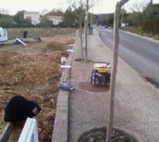 Mise en place du ferraillage pour monter le muret de 3 parpaings