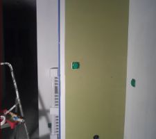 Premier mur pein , dans la salle de bain , le reste sera taupe