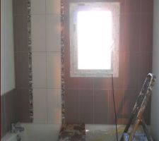 Faience finie , reste le coffrage de la baignoire