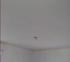 Notre plafond de la piece de vie apres la seconde couche de peinture