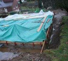 Est-ce de ce rocher que nous ferons sortir de l'eau ? Puis Moïse leva la main et
frappa deux fois le rocher avec son bâton. Il sortit de l'eau en abondance.

Je n'ai pas utilisé un bâton mais le brise roche pour frapper le rocher, l'eau  L'eau coule des fissures des roches et provient de la fonte de la neige.

Encore combien de temps??