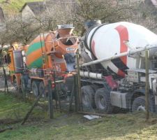 Chapeau bas à l'entreprise valdenaire.
Réussir à stabiliser suffisamment cette bande de terre pour permettre à des camion toupie de remonter 70 mètres en pente de montagne, et ce pendant la fonte des neiges, Bravo.