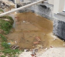 Eau stagnante autour de la maison