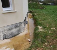 Eau stagnante autour de la maison