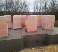 J'ai remarqu&eacute; qu'il n y avait aucun tuyau d'&eacute;vacuation qui sortait de la dalle, je dois appeler le constructeur pour qu'il me rassure.