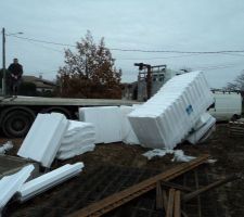 Livraison des hourdis ... oups c'est tomb&eacute; !