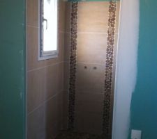 Douche de la grande salle de bain
Faïence : Enery Ker teinte Avorio 45x45
Galets GABE 14 et GABE 15 (sol de douche et frise)