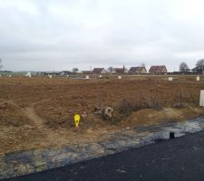 On peut apercevoir les bornes du terrain