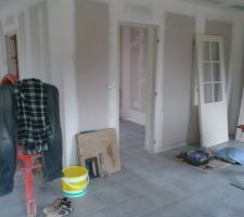 PORTE DE LA CUISINE ET DEGAGEMENT