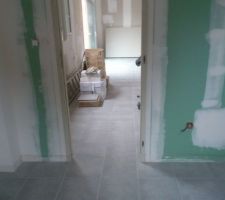 VUE DU CELLIER SUR LA CUISINE