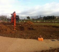 La grue en action pour creuser tres profondement pour mettre mon radier